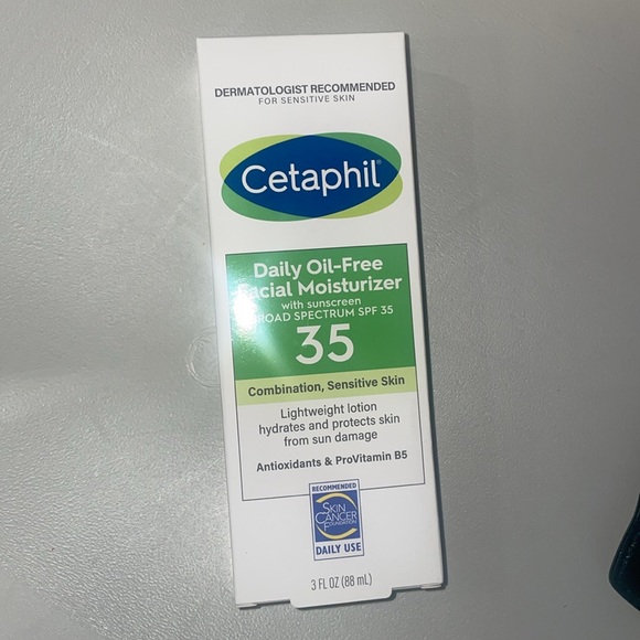 Cetaphil Daily Facial Moisturizer with Sunscreen - SPF 35 - Picture 3 of 8